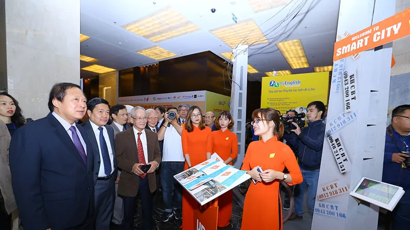 Lãnh đạo Bộ TT&TT tham quan khu trưng bày của VNG 