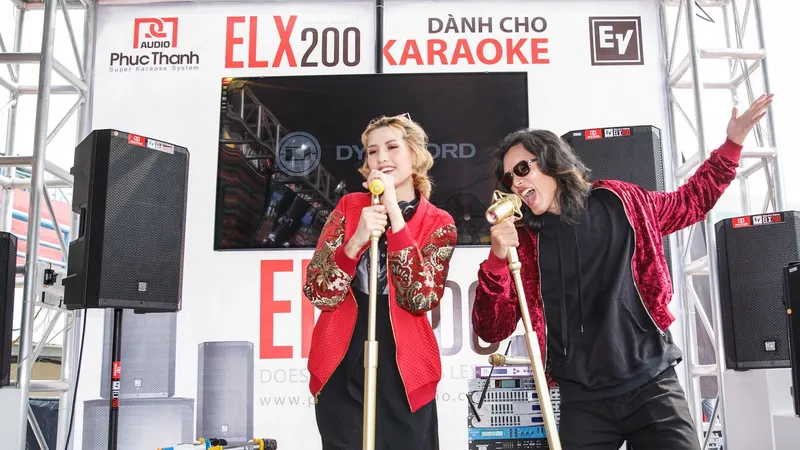 Cặp đôi Vietnam's Next Top Model 2015 cao trên 1m90 Hải Đăng và Hồng Xuân trình diễn trong Demo Prosound 2018 tại gian triển lãm Phúc Thanh Audio
