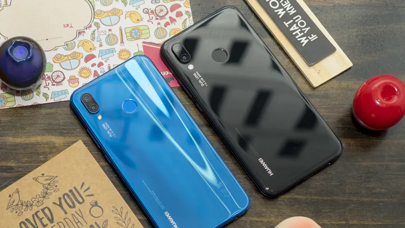 Huawei Nova 3e với hai màu xanh và đen