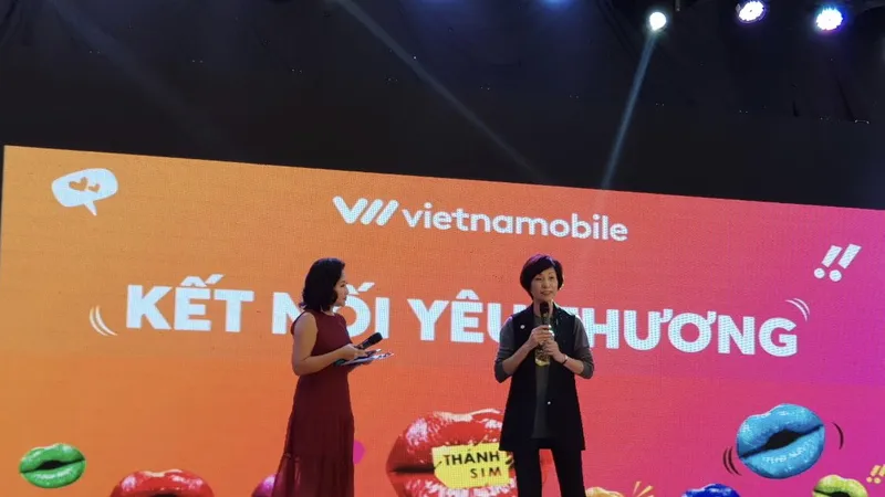 Bà Elizabete Fong, Tổng Giám Đốc Vietnamobile trong chương trình "Kết nối yêu thương"