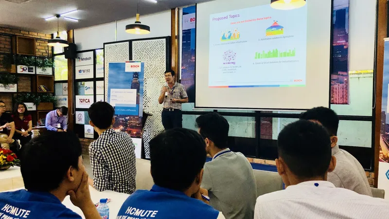 Đại diện Bosch Việt Nam giới thiệu kỹ thuật trước cuộc thi