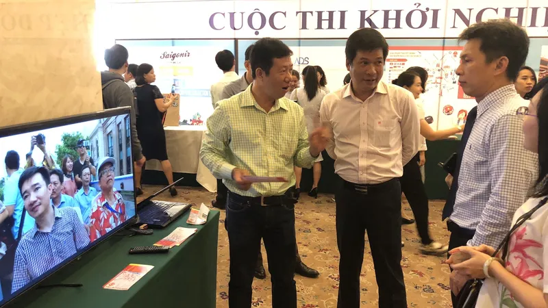 Ông Nguyễn Việt Dũng, Giám đốc Sở KHCN TPHCM (trái) tìm hiểu sản phẩm du lịch của các nhóm khởi nghiệp