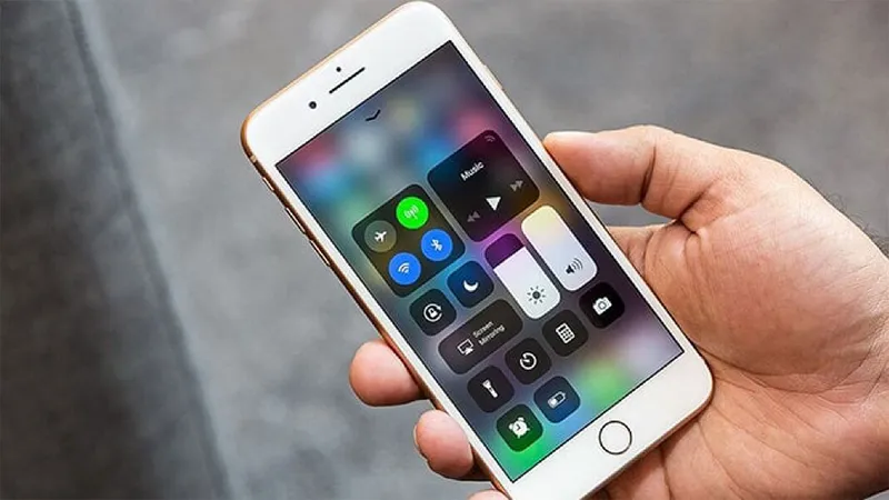 iPhone 8 Plus vừa mạnh mẽ vừa “truyền thống“