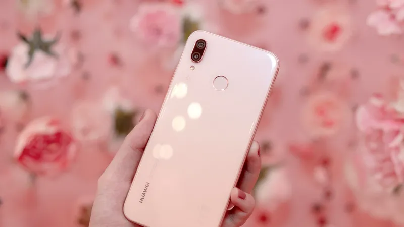 Nova 3e thêm phiên bản màu hồng giá không đổi
