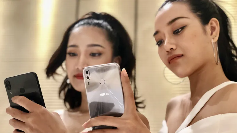 ZenFone với hai màu là đen khoáng và xám thạch anh