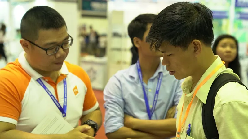 Nhân viên VNG tư vấn giải pháp cho khách hàng