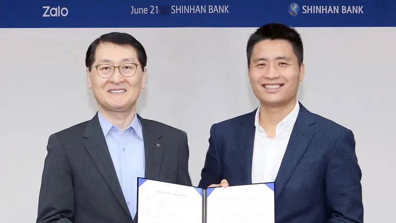 Ông Sung Ho Wi – Chủ tịch kiêm CEO của Shinhan bank và ông Vương Quang Khải – Phó tổng VNG, đại diện Zalo tại buổi ký kết