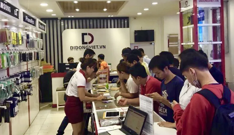 Khách hàng mua smartphone tại Di Động Việt