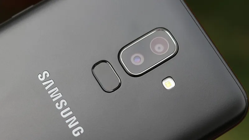 Galaxy J8 với màu Đen Titan