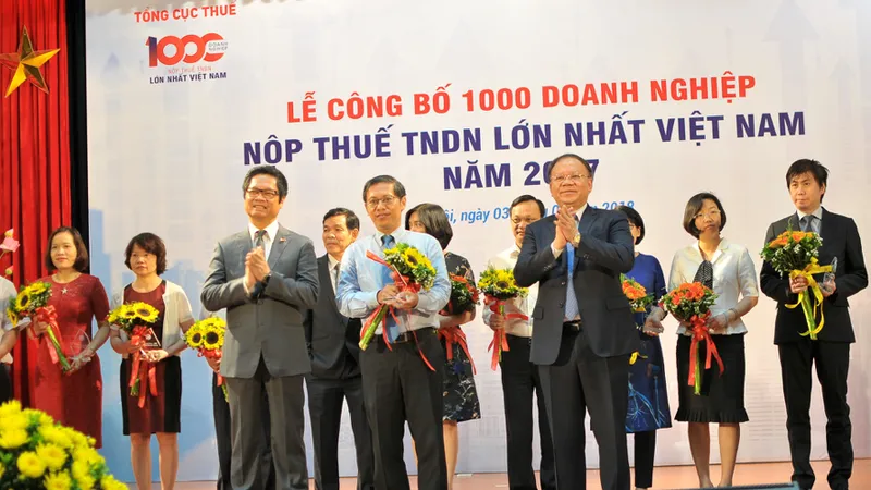 Đại diện MobiFone - ông Nguyễn Đình Chiến, thành viên HĐTV - nhận kỉ niệm chương doanh nghiệp nộp thuế TNDN lớn nhất Việt Nam 2017