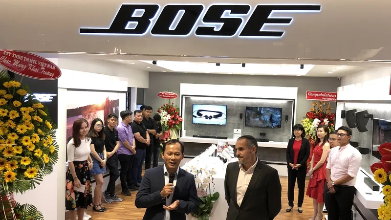 Mai Nguyên và đại diện hãng Bose tại buổi khai trương của hàng mới