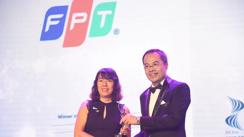 Đại diện FPT nhận giải thưởng HR Asia Award 2018