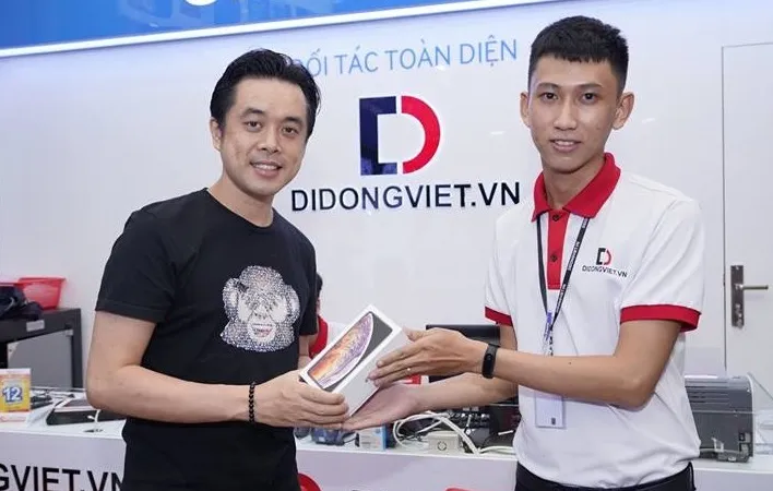 Nhạc sĩ Dương Khắc Linh nhận iPhone mới tại Di động Việt