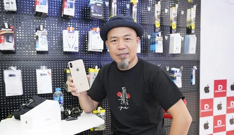 Nhạc sĩ Huy Tuấn mua iPhone Xs Max