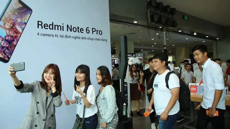 Mi Fan và cô gái tài năng của nhóm FAP TV – Ribi Sachi đã cùng nhau chụp 133 ảnh selfie 