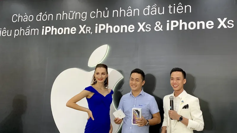 Thế Giới Di Động giao máy cho khách hàng