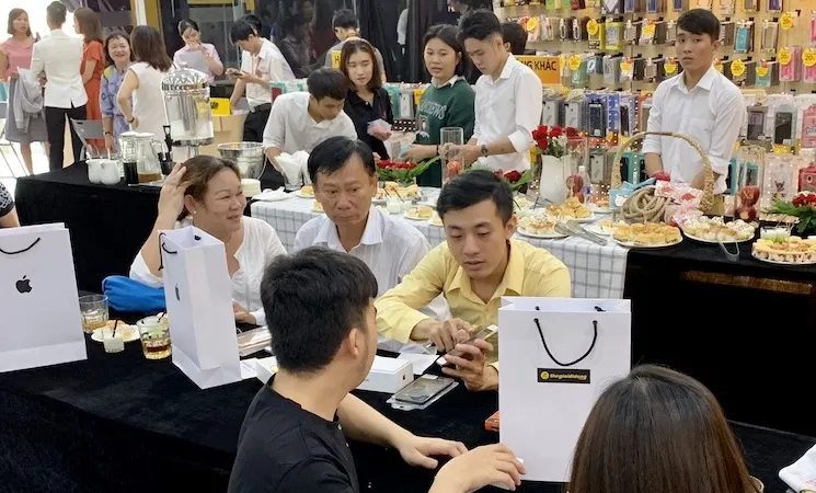 Khách hàng mua iPhone mới tại Thế Giới Di Động