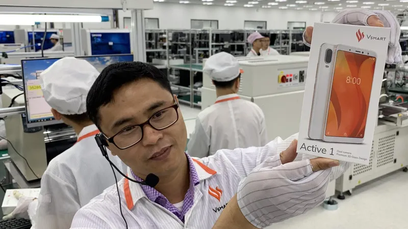 Chiếc di động vừa đóng hộp xong bên trong nhà máy VSmart