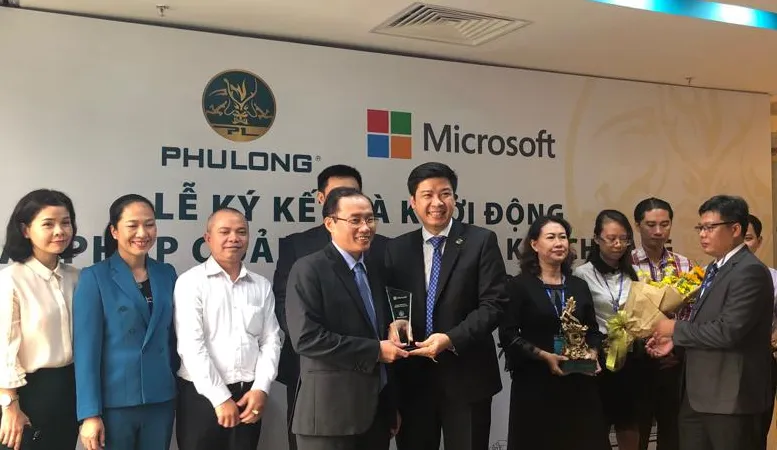 Hai bên tại lễ ký kết
