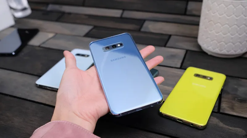Người dùng có thể đến FPT Shop để dùng thử Galaxy S10