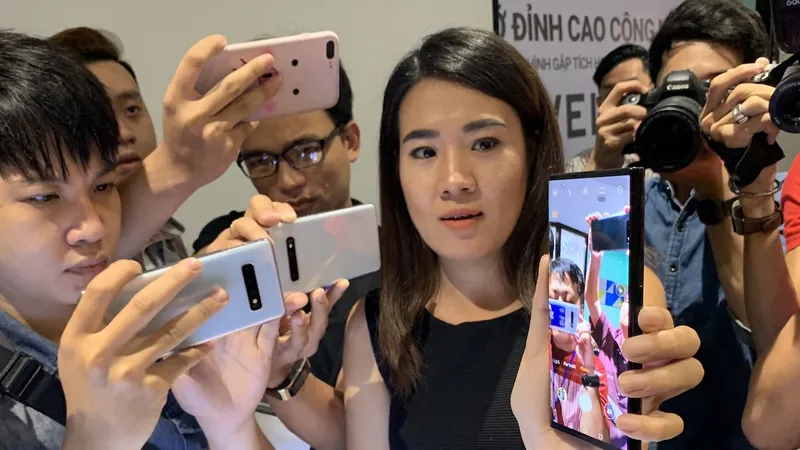 Phía Huawei Việt Nam cầm chặt chiếc Huawei Mate X khi giới thiệu