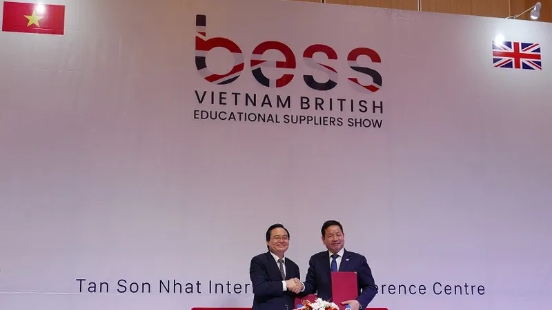 Lãnh đạo Bộ GD-ĐT ký kết hợp tác với lãnh đạo FPT