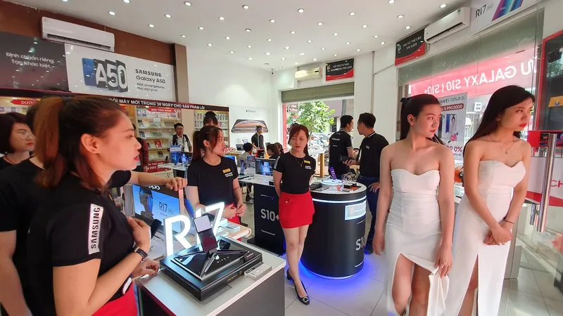 Từ sáng sớm, FPT Shop đã mở cửa giao máy cho khách