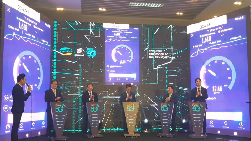Lãnh đạo Bộ TT-TT và Tập đoàn Viettel trong lễ kết nối 5G