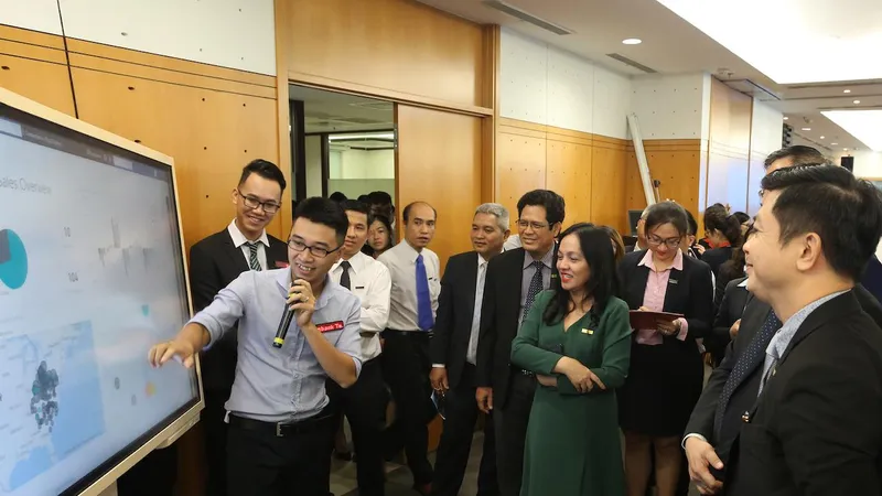 Lãnh đạo Sacombank và Microsoft trải nghiệm ứng dụng Microsoft Teams 