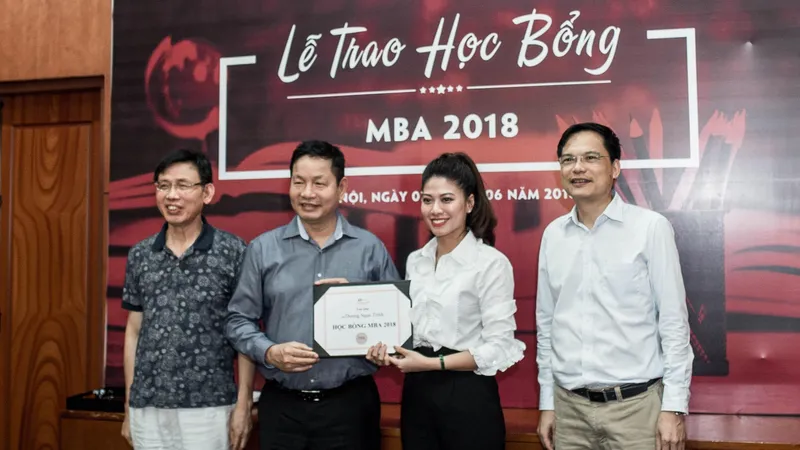 Trước đây, Viện Quản trị & Công nghệ FSB đã trao học bổng MBA