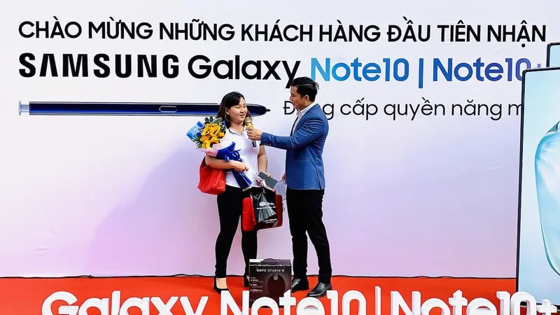 Khách hàng nhận Note10 