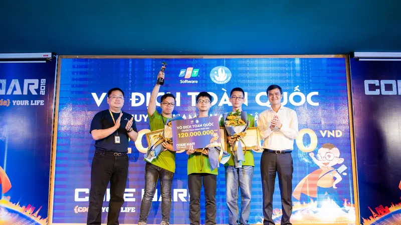 Ba sinh viên năm nhất chiến thắng cuộc thi lập trình lớn nhất Việt Nam