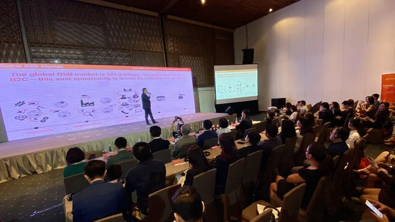 Đại diện Alibaba.com giới thiệu các giải pháp mua bán trực truyến