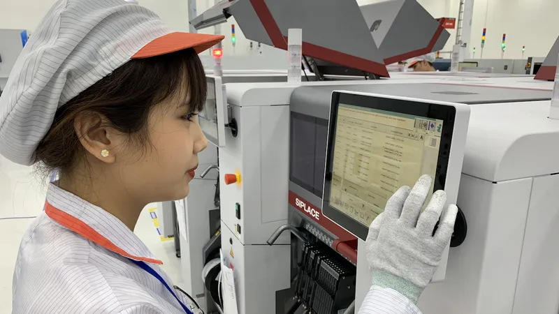 Một công nhân trong nhà máy sản xuất di động Vsmart
