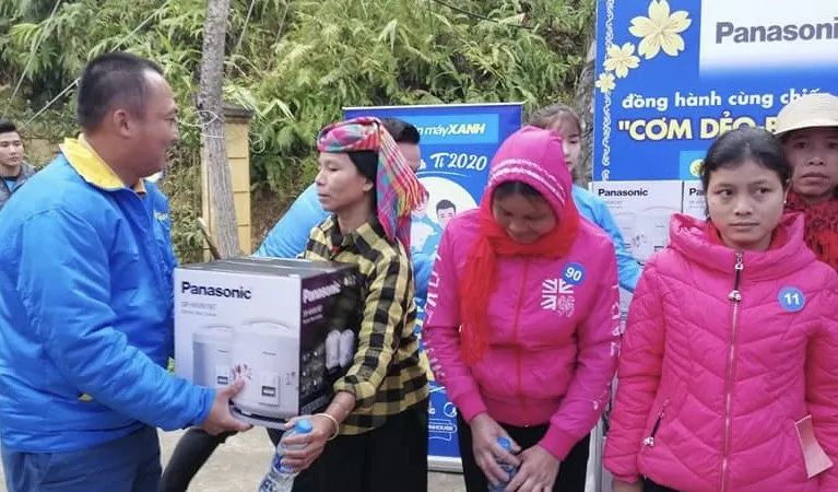 Trao nồi cơm điện cho đồng bào thiểu số tỉnh Hoà Bình