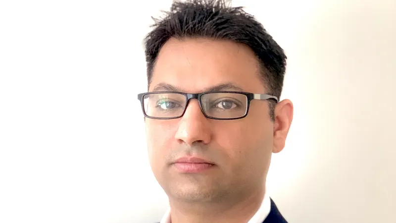 Ông Nitin Ahuja 