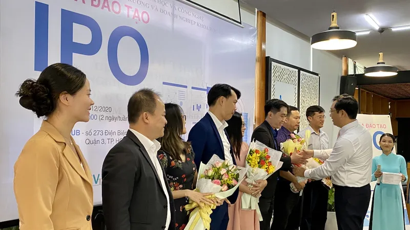 Đại diện Bộ KH-CN tặng hoa cho các giảng viên 