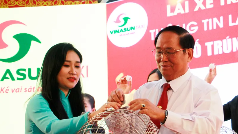 Ông Tạ Long Hỷ (P. TGĐ Thường trực - GĐ Taxi Vinasun) đang tiến hành quay số tìm lái xe trúng giải đặc biệt