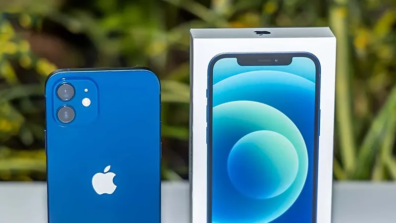 iPhone 12 với màu xanh mới
