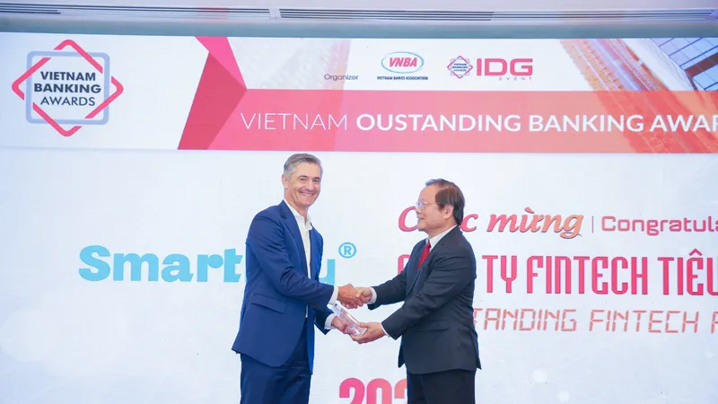 Ông Marek Eugene Forysiak (Nhà sáng lập, Chủ tịch SmartNet, đơn vị sở hữu Ví SmartPay) đón nhận Giải thưởng “Công ty Fintech tiêu biểu” năm 2020 từ Ban Tổ chức