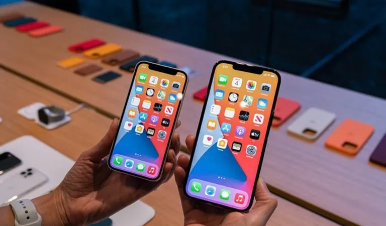 iPhone 12 mini nhỏ gọn thấy rõ