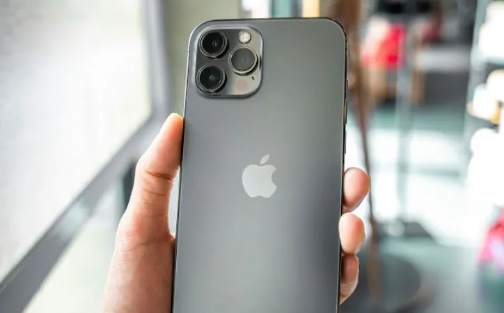 Vì sao iPhone 12 chính hãng rẻ hơn hàng xách tay?