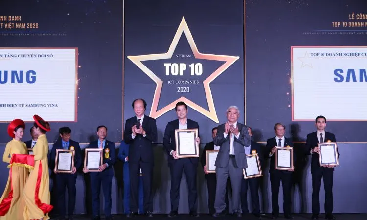 Ông Nguyễn Quang Long, Giám đốc kinh doanh khối khách hàng doanh nghiệp thiết bị di động Công ty Điện tử Samsung Vina lên nhận giải