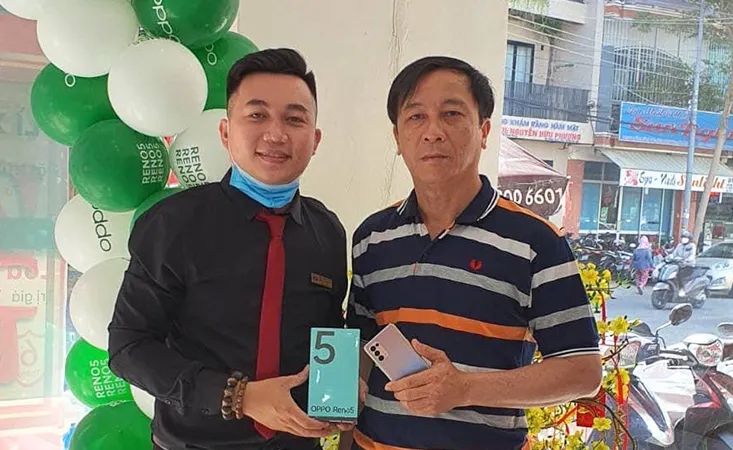 Khách hàng nhận Oppo Reno 5