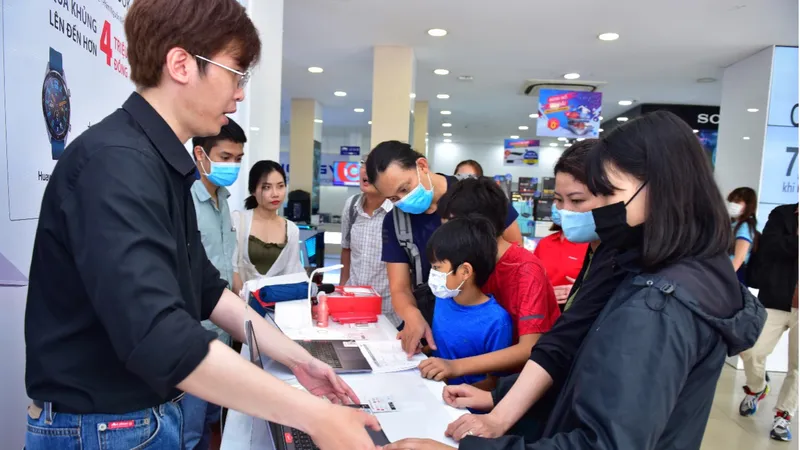 Khách hàng trải nghiệm MateBook D14
