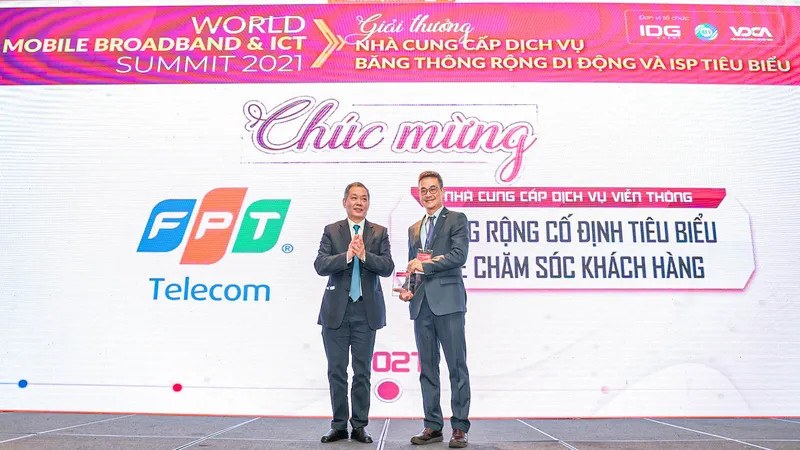 PTGĐ Chu Hùng Thắng (bên phải) đại diện FPT Telecom nhận giải thưởng