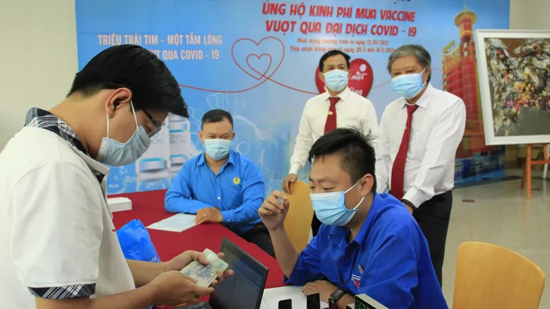 Đại diện Vinasun Taxi trao tiển mua vaccine Covid-19