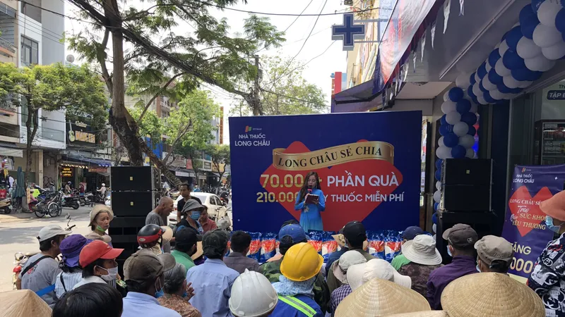 Rất đông bà con đã đến với chương trình “Long Châu Sẻ Chia”
