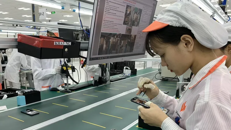 Bên trong nhà máy sản xuất điện thoại di động của VinSmart 