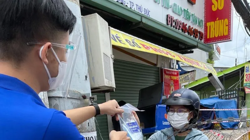 Nhân viên FPT Long Châu gởi quà đến người dân trong khu phong toả